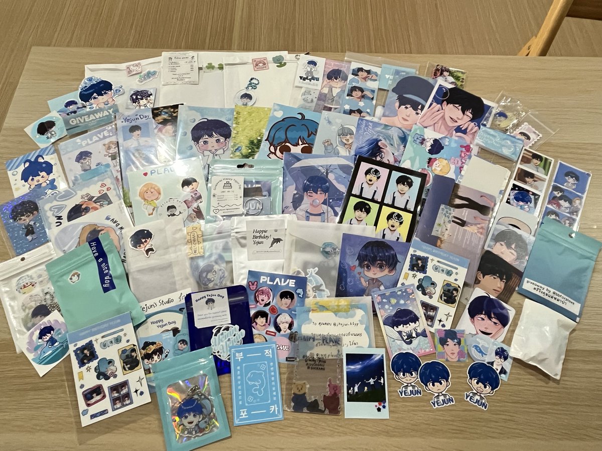jhxjw_ktyp's tweet photo. 🩵🫶🐬ขอบคุณสำหรับคาเฟ่นะคะ คนไปเยอะมาก แจกกอว.มันเลยค่ะ เราจะเก็บกอวที่ได้ไว้อย่างดีเลยค่า เอามาใช้เอามาโชว์ 🩷🫶 อาจจะไม่ได้แท���คเจ้าของกอว.ทุกคนนะคะ ขุดไม่เจอ ;-; 🤟🏻🫶🩷🩵#YejunBDStudio_BKK https://t.co/w7gHoGTyr9