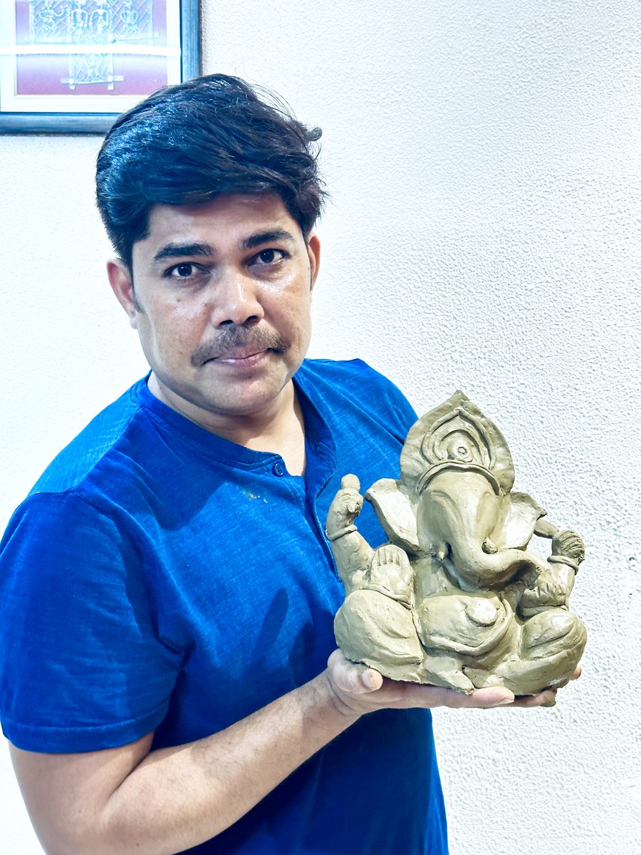 RmeshSpeaks's tweet photo. तैयारी बाप्पा के आगमन की... मिट्टी से श्री गणेश की मूर्ति बनायी. ( #माझा_बाप्पा ) 1/3 https://t.co/STbDNCrNzT