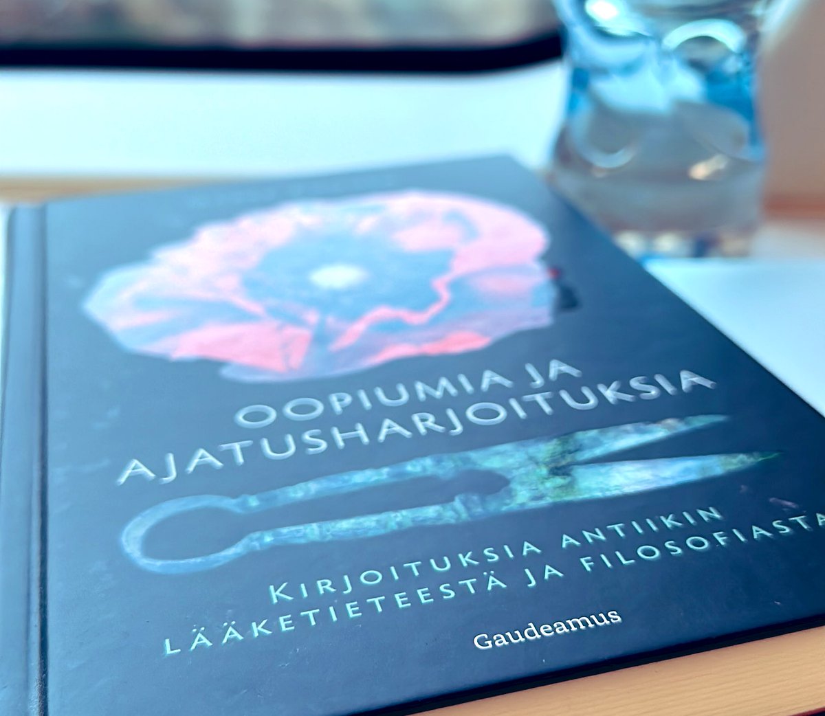 Matkalla kustannuspaikalle @UEFTheology Tänään alkaa kandiseminaarini aiheella ”uskonto ja urheilu”; huomenna luvassa opettajien ja opiskelijoiden pesäpallo-ottelu. Kuvassa matkalukemista suoritusten parantamiseksi. #maanantai #joensuu #pesis