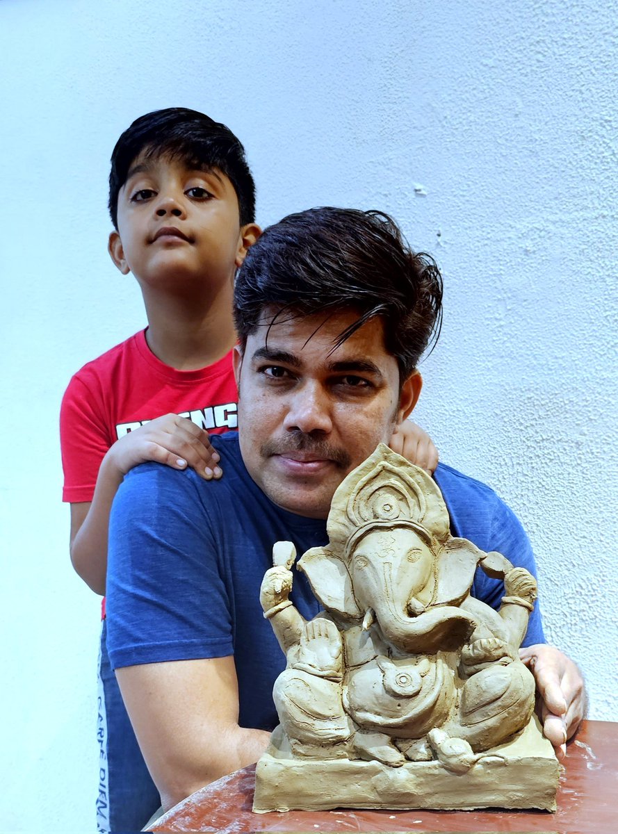 पिछले कुछ वर्षों से बच्चों के साथ घर पर ही मिट्टी से पर्यावरण पूरक गणपती बाप्पा बनाता हूं.. इस वर्ष की भी गणेश प्रतिमा तैयार है...2/3

#ecofriendly #Ganpati #MajhaBappa #mangalmurtimorya #clayart