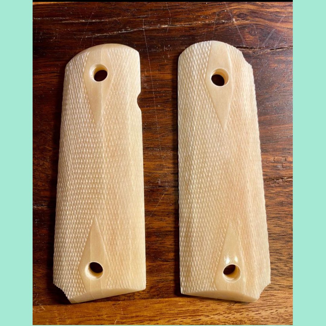 UllmanPrecision's tweet photo. It's Monday! Make something worth looking at! 👀
We are going WILD about these amazing 22 LPI grips made from giraffe bone done by Sam from @samsgungrips! Well done Sam!🦒🦒
#wild #ullmanprecision #UllmanPrecisionProducts #checkering #customcheckering #artisian https://t.co/2k8mYNkjqg