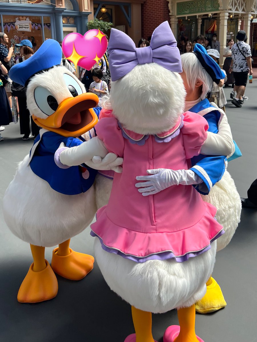 wa_chindh's tweet photo. みんなでギューって出来てカップル交換してお散歩出来てドナちゃんとラブラブして、、、
幸せすぎる🥺❤️💖💓💞

 #Dハロ2023 
 #Dハロ仮装2023 https://t.co/urZ2KrDeop