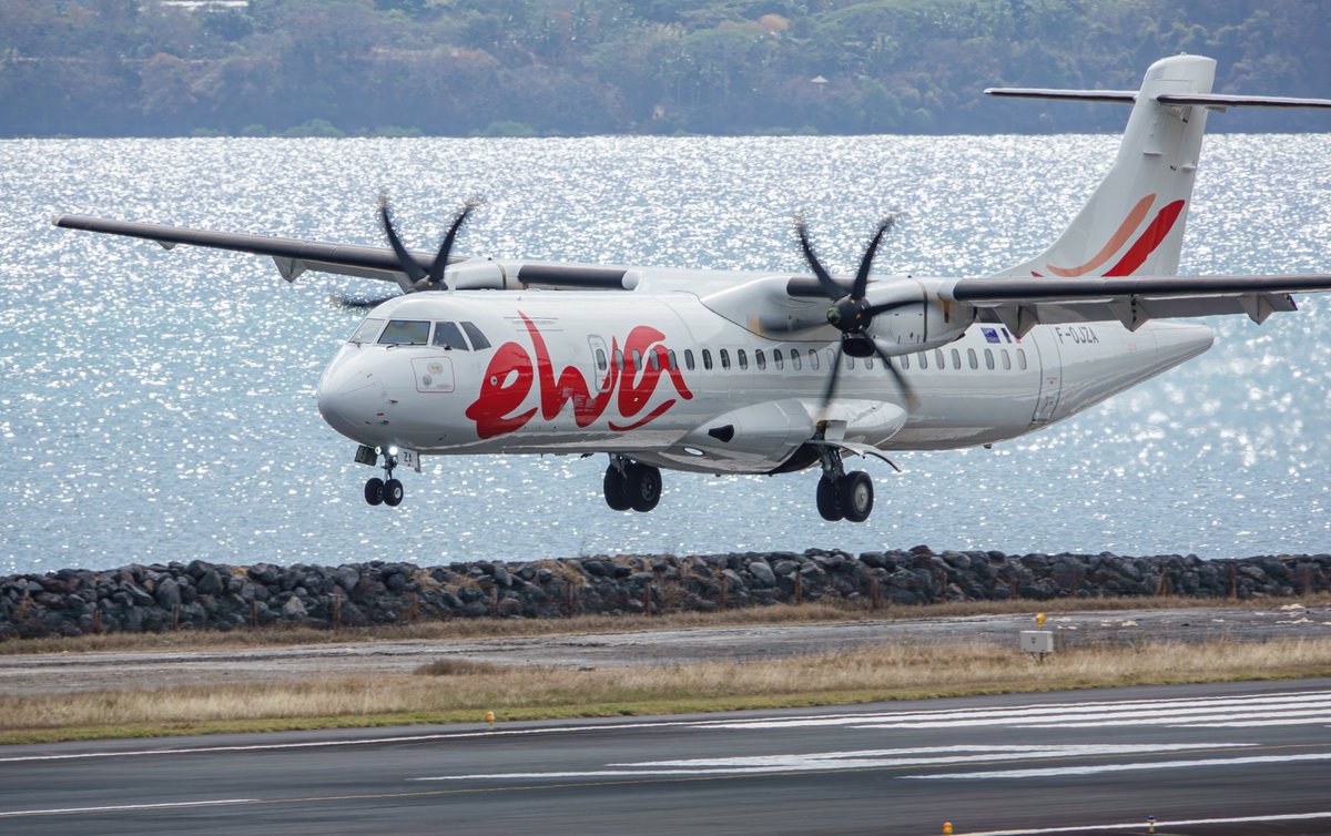 Ewa Air à l'arrivée piste 16
#Nosybe 🇲🇬 - 🇾🇹 #Mayotte 
ATR 72-600 F-OJZA
#avgeek #avgeeks #aviation