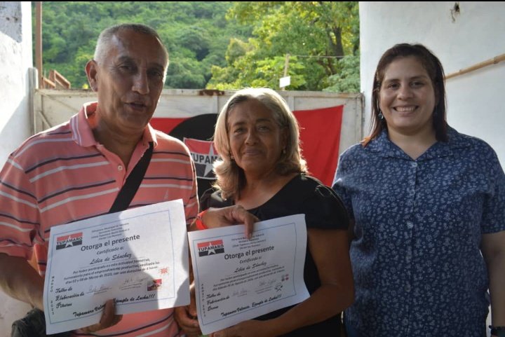 MrtValencia's tweet photo. Se realizó entrega de Certificados a l@s Camaradas de la célula Barrio Central, por la elaboración de Piñatas, Pizzas, Tequeños y Donas. En presencia de la Dpt. @JulianaRuizCBB, Estructura municipal Williams Delgado Coordinador, Libia vocera Femenina y Ebelitza vocera Finanzas. https://t.co/v83ysr3LhB