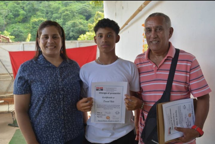 Se realizó entrega de Certificados a l@s Camaradas de la célula Barrio Central, por la elaboración de Piñatas, Pizzas, Tequeños y Donas. En presencia de la Dpt. <a href="/JulianaRuizCBB/">Juliana Ruiz</a>, Estructura municipal Williams Delgado Coordinador, Libia vocera Femenina y Ebelitza vocera Finanzas.