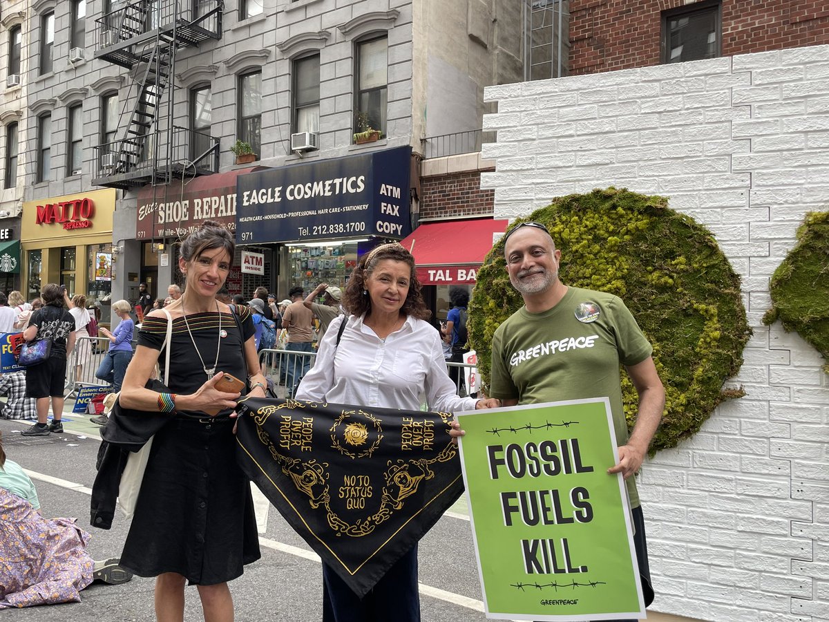 GCAP_LAC's tweet photo. Movilización social por las demandas de sociedad civil, de #justiciaclimatica y Justicia Financiera. Domingo 17 en las calles de Nueva York. Equipo de #GcapLac haciéndose presente. https://t.co/SZwPwXt8MG
