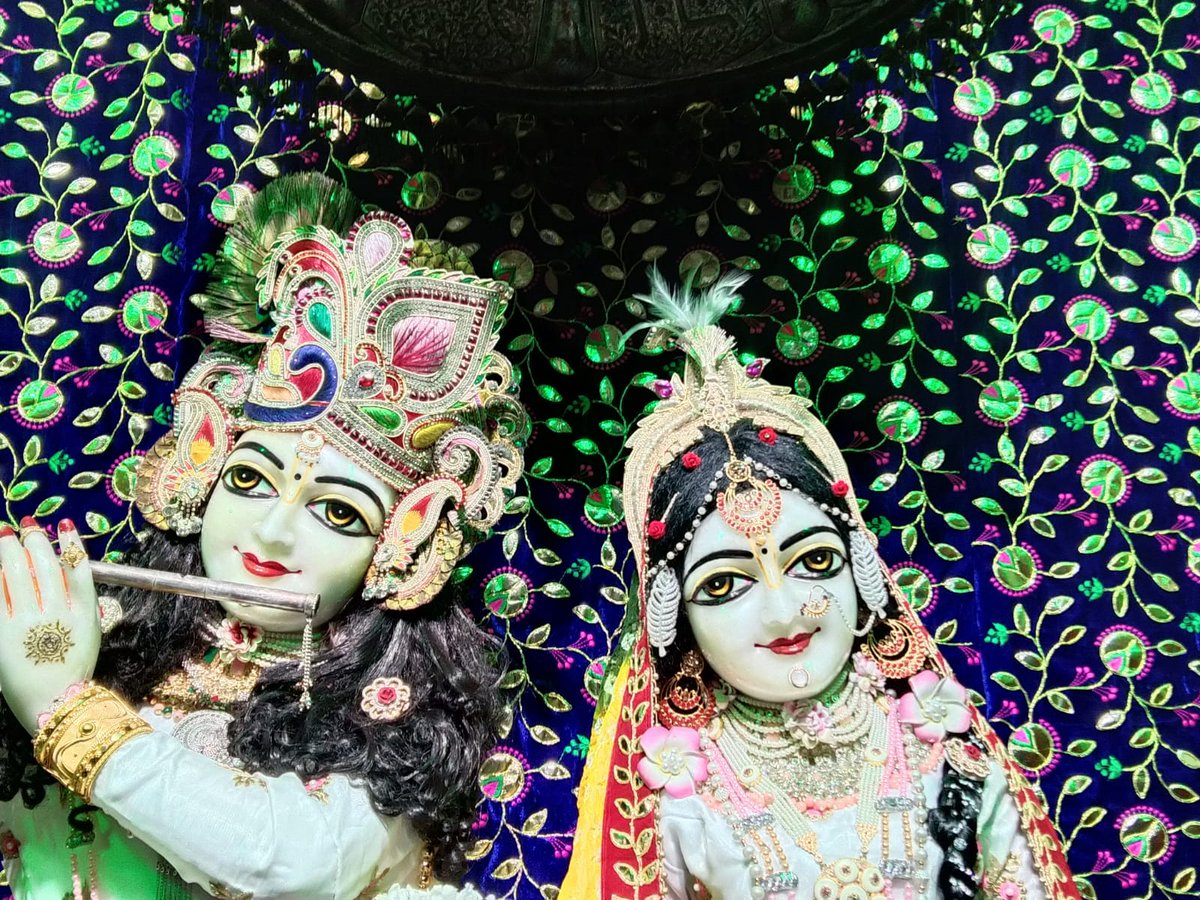 Priyakant_Ju's tweet photo. 18/09/2023 आज ठा. श्री #प्रियाकान्त जू भगवान के #श्रृंगार #दर्शन प्रियाकान्त जू मंदिर #वृन्दावन 

!! राधे राधे बोलना पड़ेगा !!

#DnThakurJi #vssct #vsscm  #VssctOnline #thakurji #priyakant_ju #vrindavan #Darshan
#PriyakantJuMandirVrindavan
#प्रियाकांत_जु_मन्दिर_वृन्दावन https://t.co/HwQpj7jNEI