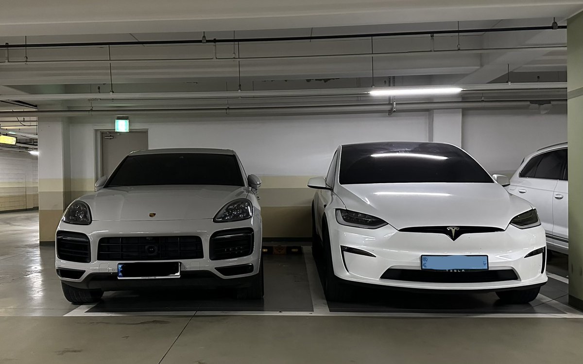아무리봐도 테슬라가 포르쉐보다 백만배 이쁘네요. 
네, 맞아요! 전 테슬람입니다😍