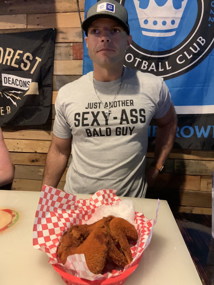 SportsKahn4's tweet photo. Live from Timmy’s, @KyleSchass about to attempt the #HellFireChallenge
3 EXTREMELY HOT FULL WINGS IN 10 MINUTES https://t.co/id9vt2MqfH