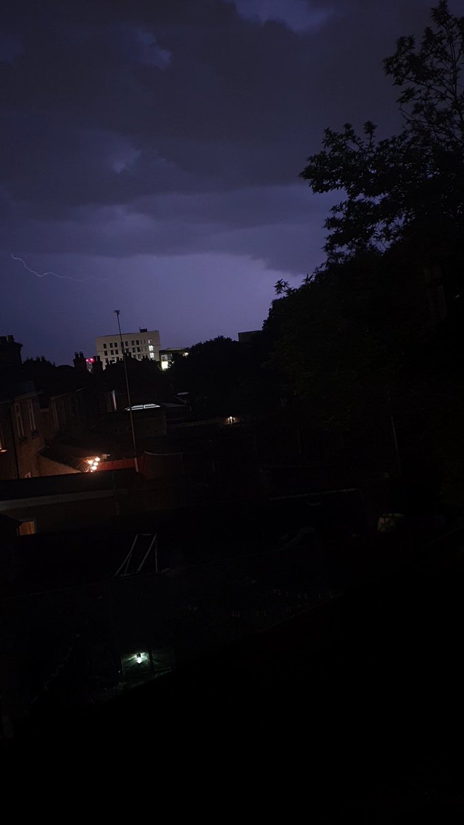 katjtc_'s tweet photo. these are the coolest ones i've taken lol i stuck my phone on hyperlapse and sat it at my window https://t.co/7pYPSSioAV