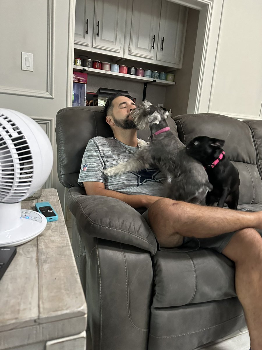 rickersrg3's tweet photo. How do you watch football??? Me they are all up in my grill like @MicahhParsons11 was with the Jets today. https://t.co/ir8QJJXyoZ