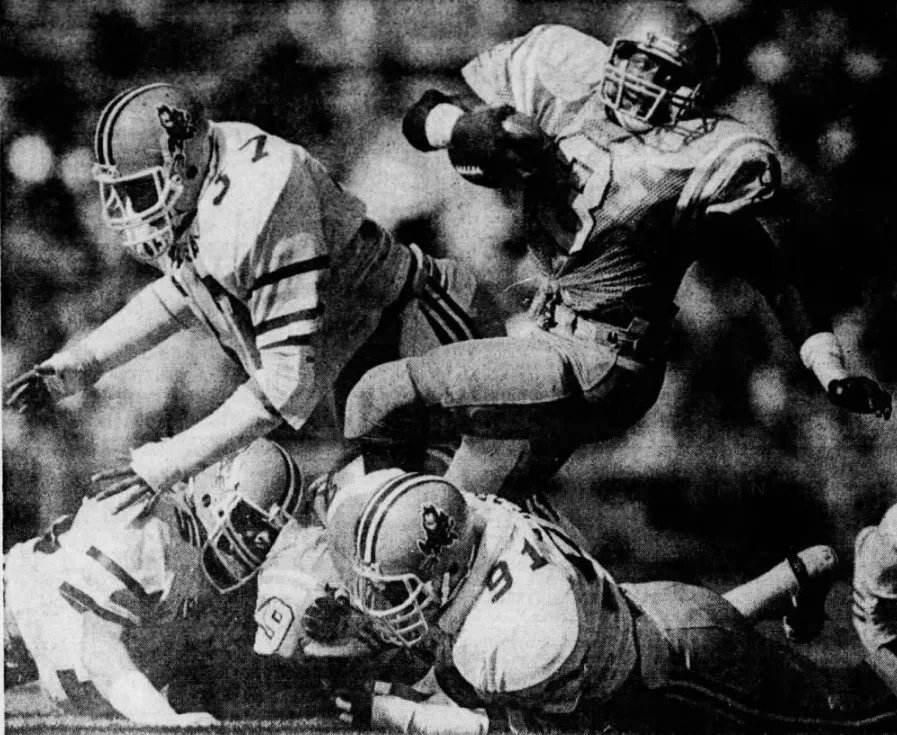 9/17/83 – #ASU led UCLA on the road 26-13 w/11:31 left when Luis Zendejas nailed a 36yd FG. However Rick Neuheisel led 2 TD drives in the final 8min including the game-tying TD with 1:36 left to tie ASU 26-26. ASU’s longest non-tie streak in the nation was broken at 229. #ForksUp