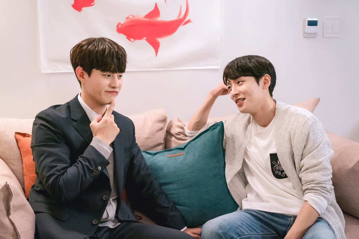 윤수👨‍🍳: 이 남자는 이제 제껍니다. 아무래도 윤수 눈빛에 도훈이 곧 뚫릴 것 같습니다만? 시선고정! 설렘 눈빛 스틸 공개!😍 <본아페티> 오늘도...