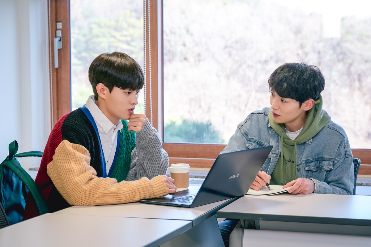 윤수👨‍🍳: 이 남자는 이제 제껍니다. 아무래도 윤수 눈빛에 도훈이 곧 뚫릴 것 같습니다만? 시선고정! 설렘 눈빛 스틸 공개!😍 <본아페티> 오늘도...