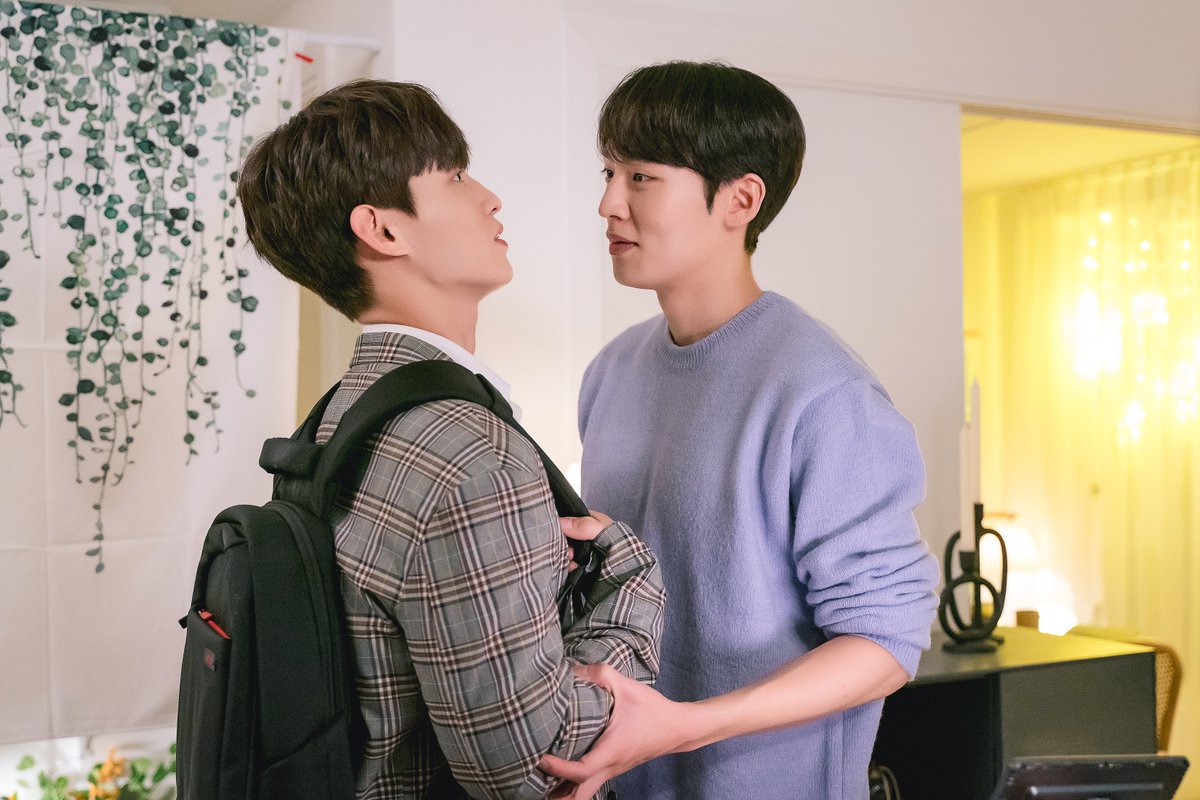 윤수👨‍🍳: 이 남자는 이제 제껍니다. 아무래도 윤수 눈빛에 도훈이 곧 뚫릴 것 같습니다만? 시선고정! 설렘 눈빛 스틸 공개!😍 <본아페티> 오늘도...