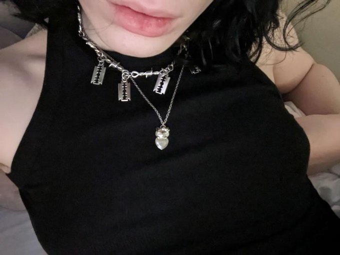 fixed my hello kitty necklace finally x3c https://t.co/CXwATciD99