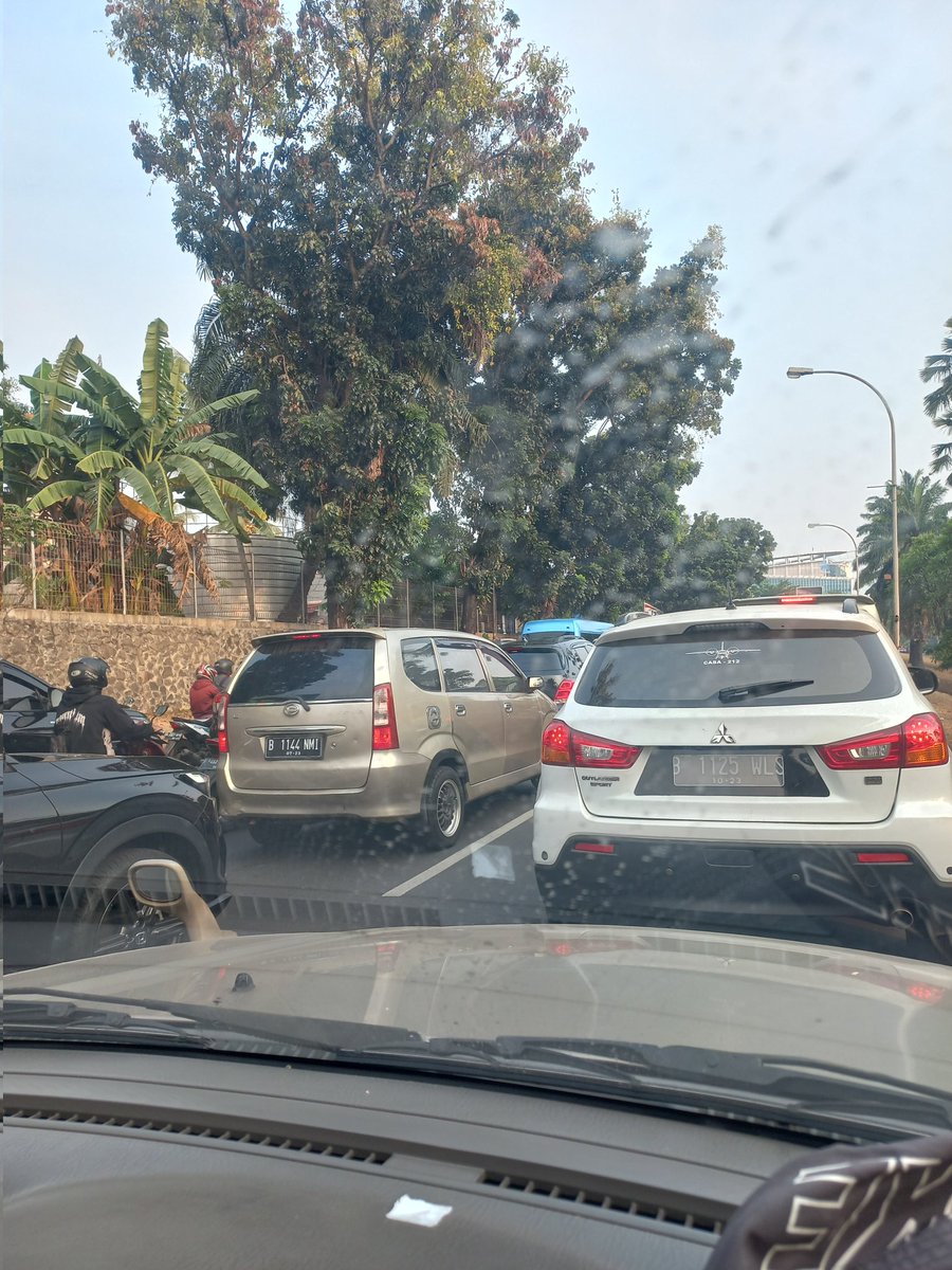 Kemacetan parah di Jl Lt Subianto, di TL Polsek Serpong hingga TL Nusa Loka. Sampai 4-5 x lampu merah baru lolos. <a href="/RadioElshinta/">Radio Elshinta</a>