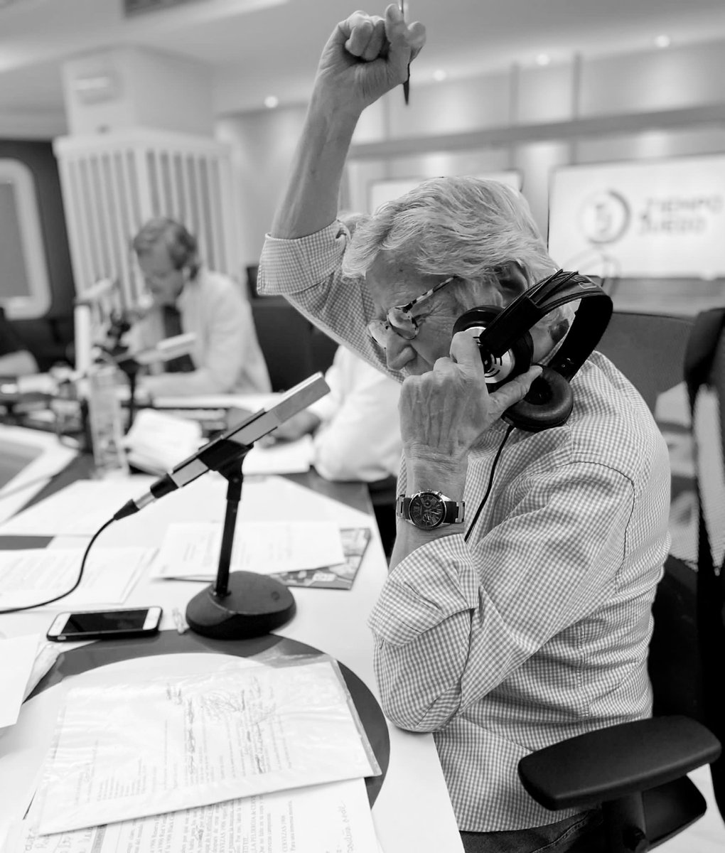 CesarAbadia7's tweet photo. 🖤 Ha sido muy duro el día de hoy. Pepe Domingo Castaño se ha ido, y con él su forma enérgica de afrontar la vida, su amabilidad con todo el mundo, y su manera de hacer radio. Fuiste mi infancia y juventud pegado al transistor. Calidad humana de 10, tratabas a todos por igual 🔝 https://t.co/zhjCzXc3T3