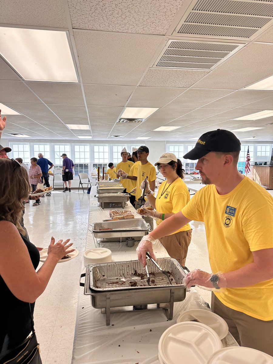 DCHHornets's tweet image. B2S Spirit Week ended w/the ultimate give back on Sat. -the Deep Creek Ruritans Beef Fest! This generous group works hard for our community so 🐝 rallied &amp;amp; volunteered! This is CREEK Culture! #priderunsDEEP #CREEKrunsthru #engageCPS #thankyoururitans #hornetsgiveback
