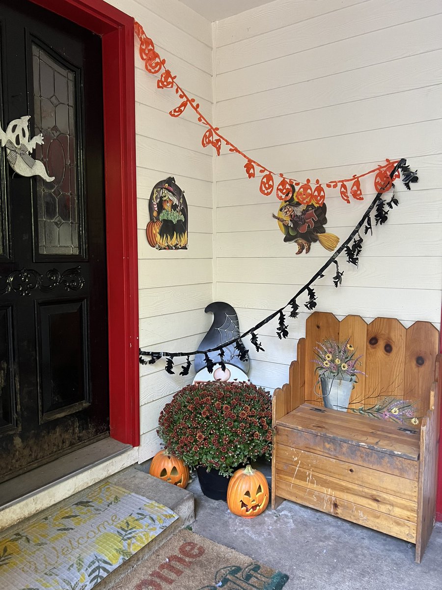 Melonballer22's tweet photo. To do list : Mop the floors 
Task finished: decorate for Halloween https://t.co/fxbTQW304I