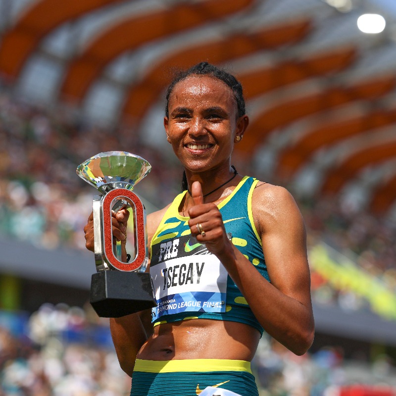 WorldAthletics's tweet photo. Gudaf Tsegay smashes world 5000m record with 14:00.21 and @mondohoss600 breaks world pole vault record with 6.23m in Eugene.

#DiamondLeague