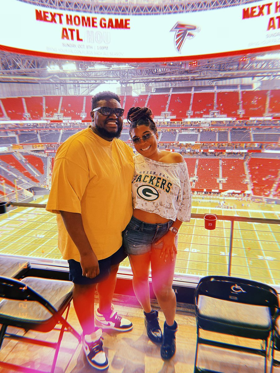Scott_TaylorJr's tweet photo. Went to my first @NFL game today! With the LOML! And it was a @packers vs @AtlantaFalcons game! A once in a lifetime experience with my once in a lifetime woman! 💙🩷🤞🏿👽 #FirstNFLGame #GopackGo https://t.co/XXk8GJqrC0