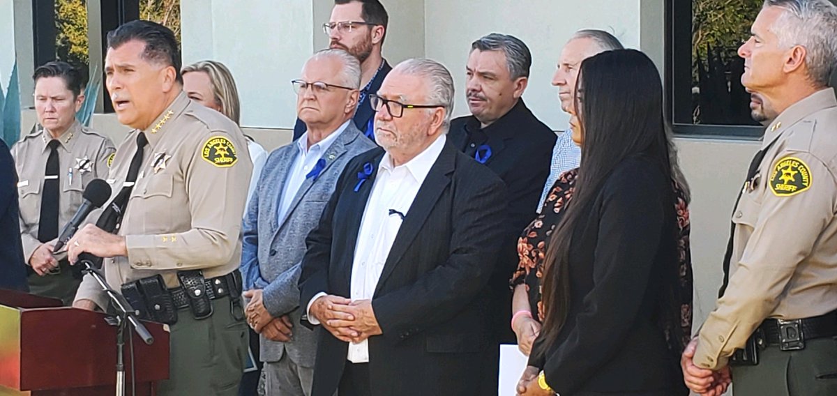 JuanCarrillo4CA's tweet photo. Standing with our Palmdale station, our sheriffs department and antelope valley community as we mourn the loss of an officer who bravely served. #palmdalestrong https://t.co/IzpVNGXBDl