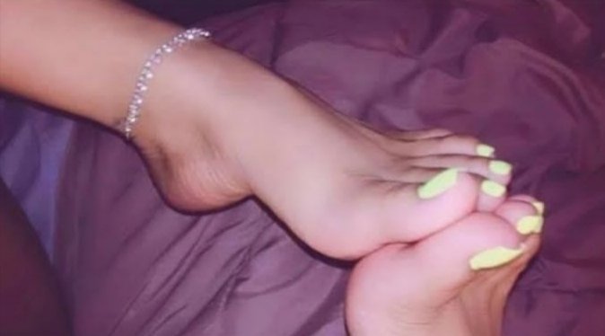 My feet needs your tongue on them now...... Only a good slave can do that for Mistress...... Chat me on laurierstella48@gmail.com now... Let talk about your kinks