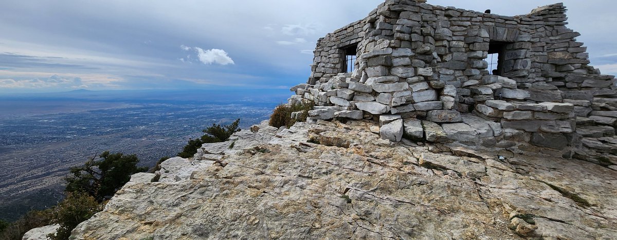 JagKalifa's tweet photo. The Crest House elevation 10,678 feet 
#house #mountains #hiking #view https://t.co/OUCI1Xfy7T