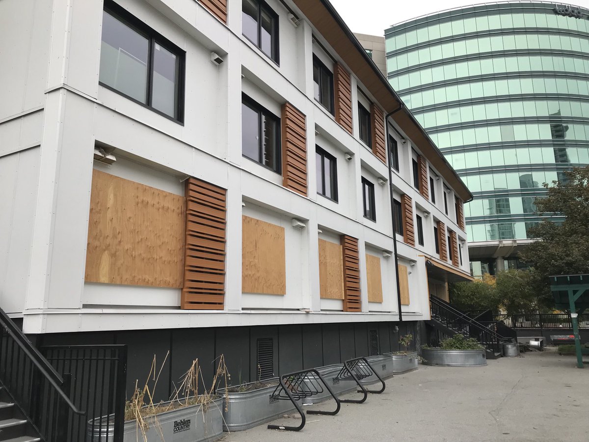 JeanSwanson_'s tweet photo. #vanpoli #bcpoli What to do when U have 98 units of nice self contained housing that can last decades and 3150 city residents with no fixed address? Why board up the housing and let it sit vacant of course! https://t.co/k1IVa43RXE