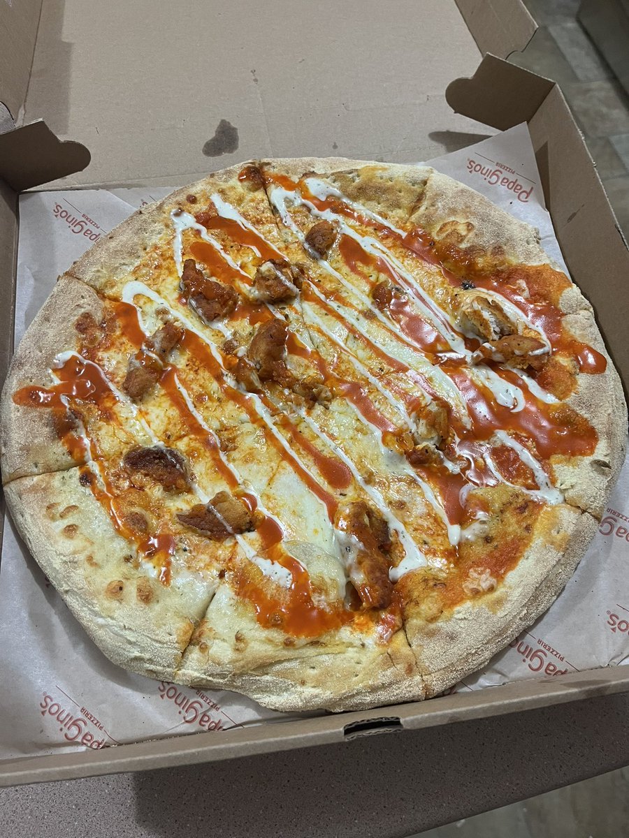 ceceduval's tweet photo. @PapaGinos what is this pizza with buffalo chicken? https://t.co/qdvSBVRtPc
