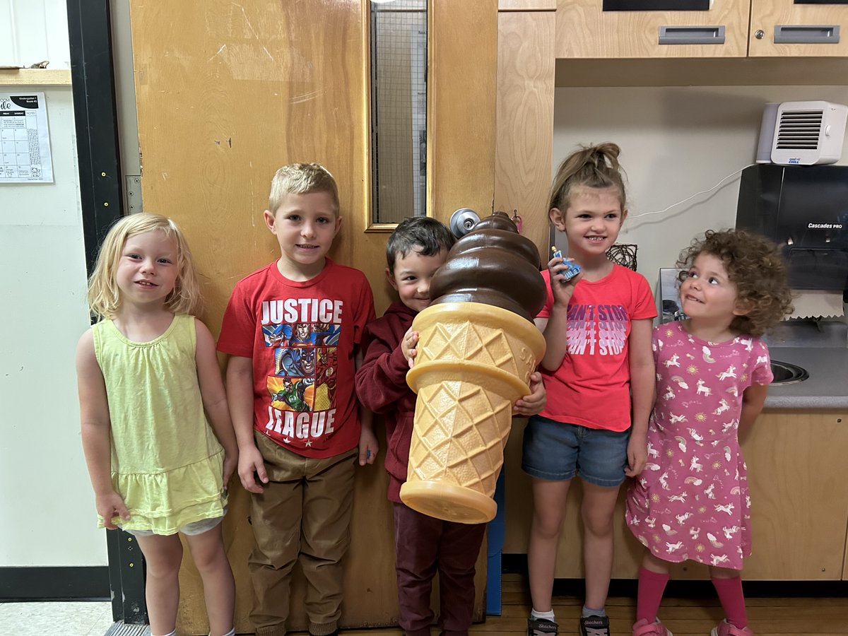 BangaKris's tweet photo. Mmm,  ice cream! Students @ross_dsbn are excited to try and fill this bank, remember to bring in $1 or $2 for our Terry Fox walk on Sept. 22. You can also give by sponsoring a class for any amount. Use the link and select your child's teacher to donate.
https://t.co/vKLxuNyp7b https://t.co/J0j5COH9dw