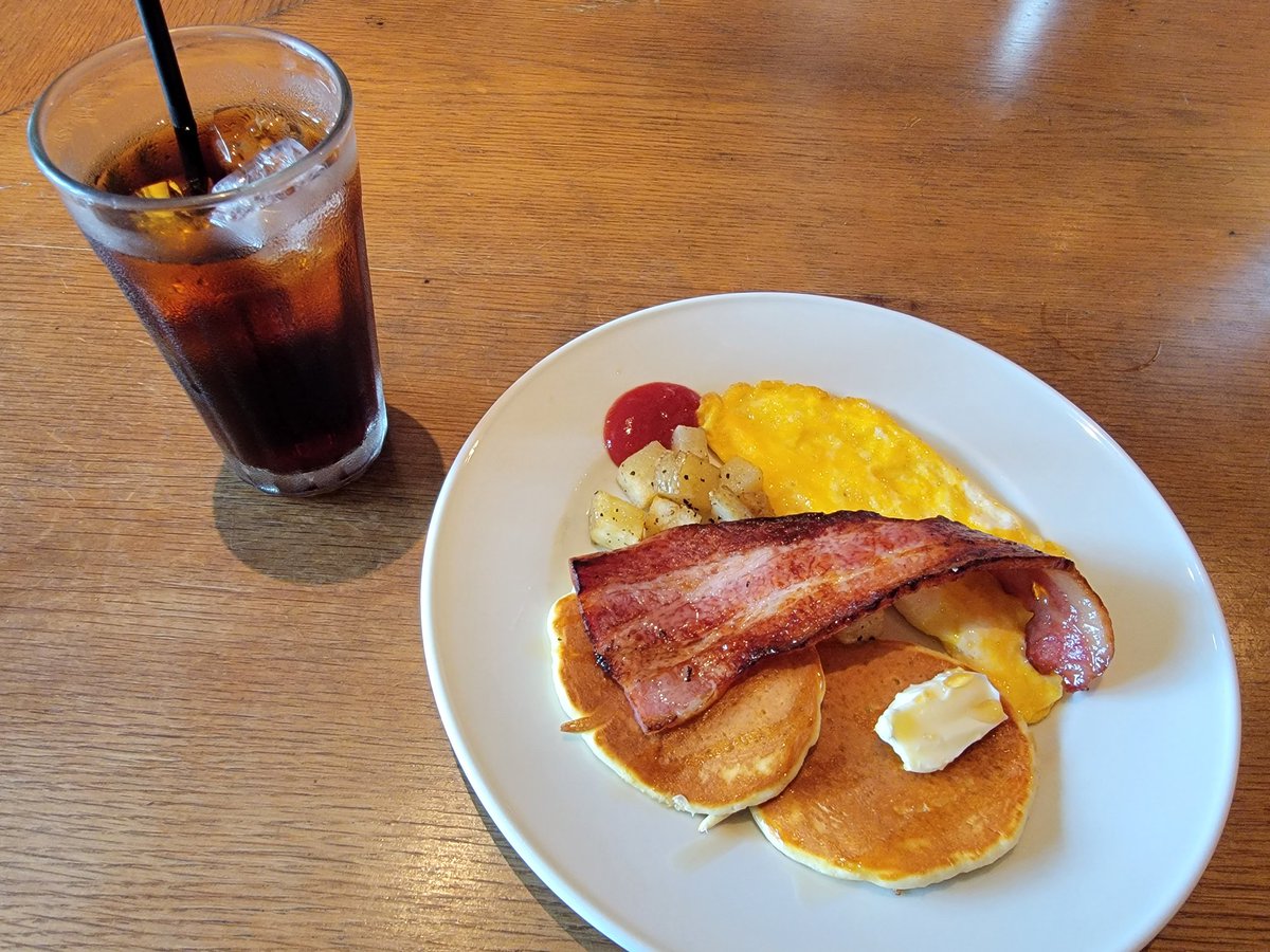 KuboNtaka's tweet image. #モーニングツー
 #大阪市西区
 #8to5
 #エイトトゥファイブ
 #アメリカンブレイクファースト
 #ZRX1200DAEG
前に置いて撮りたかったけど、朝から店外にお客さん並ぶ程の人気店で撮れず💦

                                               ﾏﾀｲｺ-