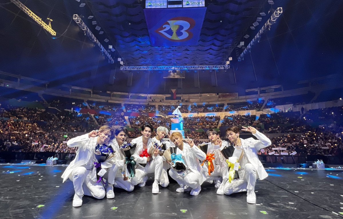 vinciology_'s tweet photo. it's not even 2 months yet after they debuted but the stages they are performing, wdym by Philippine Arena?! 😭

i'm so proud of you, @HORI7ONofficial

HORI7ON DREAMS UNFOLD
#HORI7ONFORAAA
#AsiaArtistAwards2023 
#HORI7ON #호라이즌 https://t.co/Oxa4ldLdwq