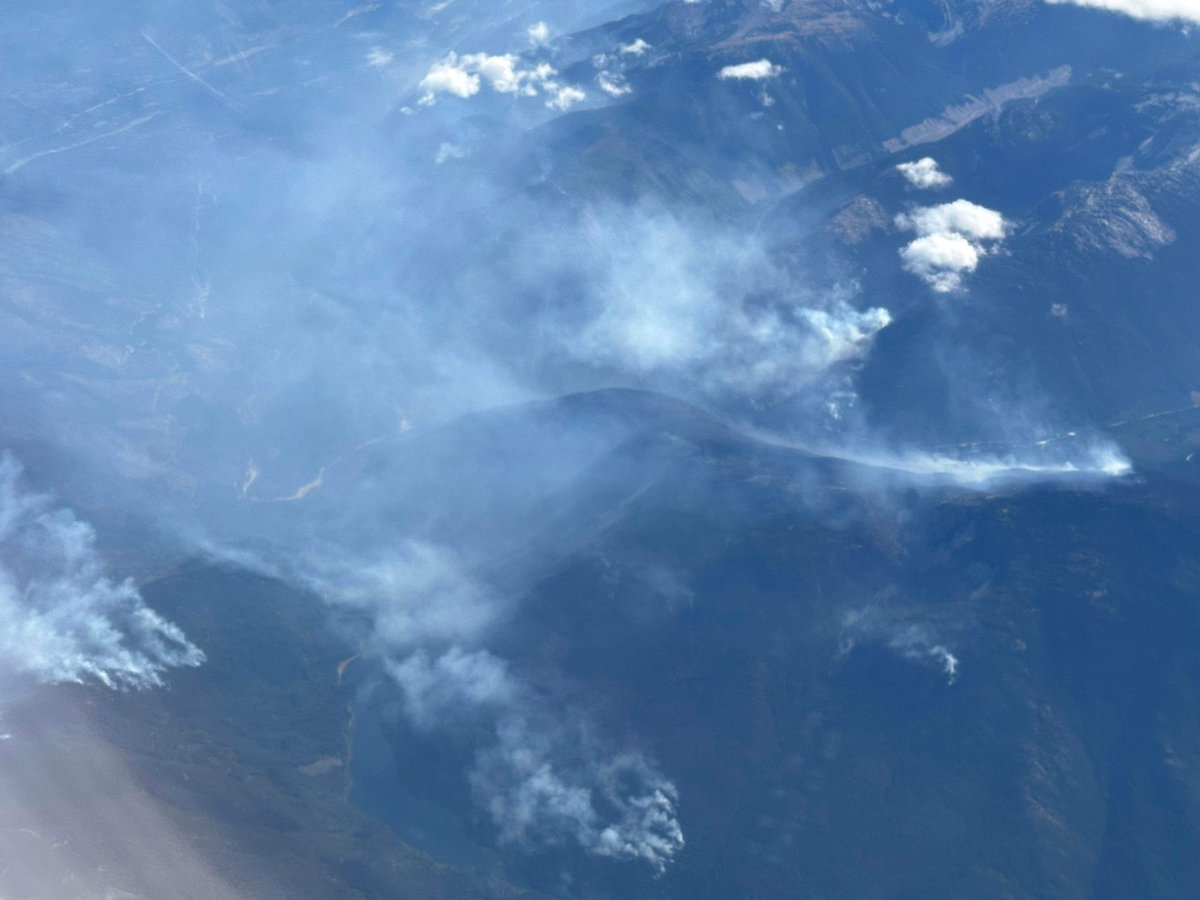 My partner’s flight this afternoon only 15 mins from #YVR to #YEG allowed for a bird’s eye view of the many #wildfires that continue over #BC -  low humidities & gusty winds allowing for erratic fire behaviour & growth this weekend.

#BCwildfires #BCdry #BCdrought 
h/t