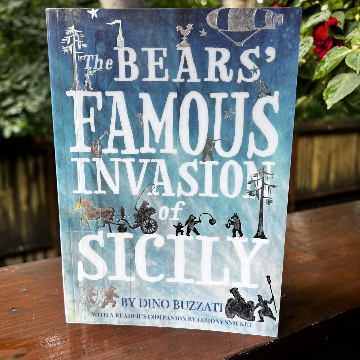 aknorsk's tweet photo. The Bears’ Famous Invasion of Sicily written & illus by Dino Buzzati in 1945. Translated from the Italian by Frances Lobb in 1947.
#WorldKidLitMonth #KidLit #ItalianLit #GLLI #LibraryLove https://t.co/mAkITtgy8J