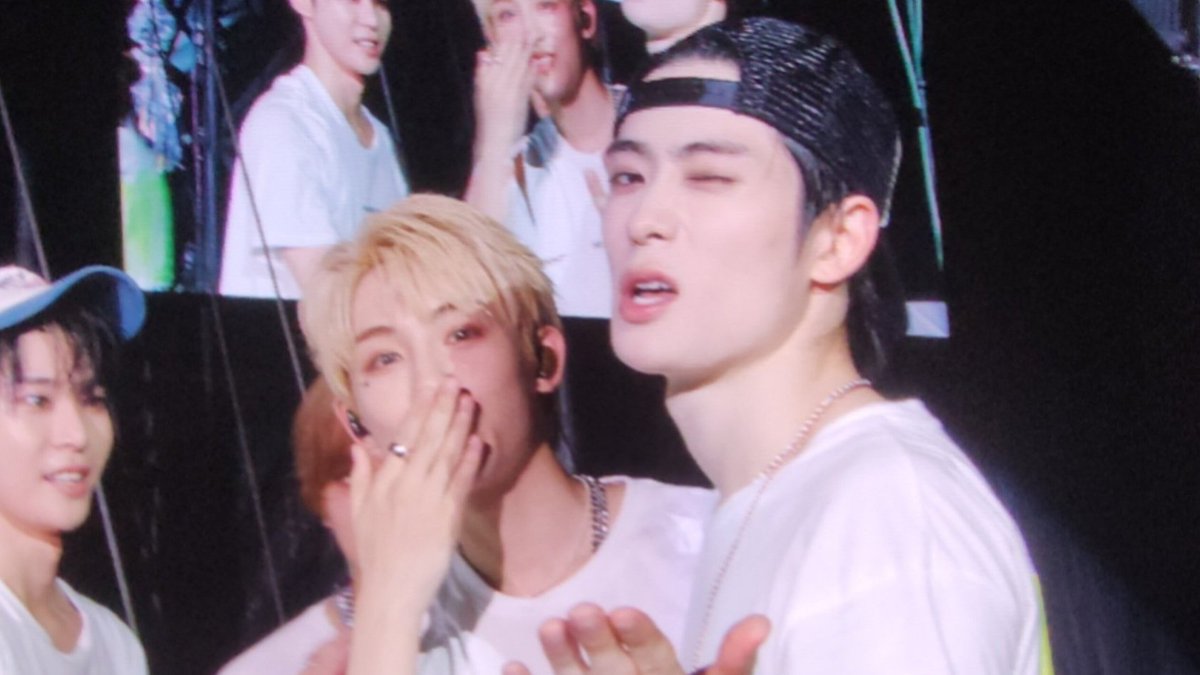 jaewinhourly's tweet photo. Jaehyun and Winwin are the sun that brightens my days ♡ https://t.co/CloVd6iT4e