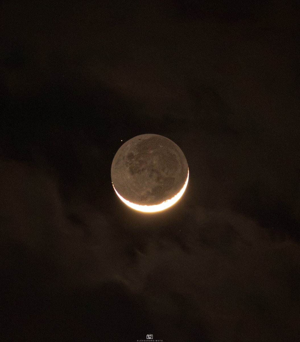Lua crescente quase ocultando a estrela 76 Virginis. A estrela está localizada a 235 anos-luz de distância!

Registro feito neste começo de noite de domingo, 17/09.