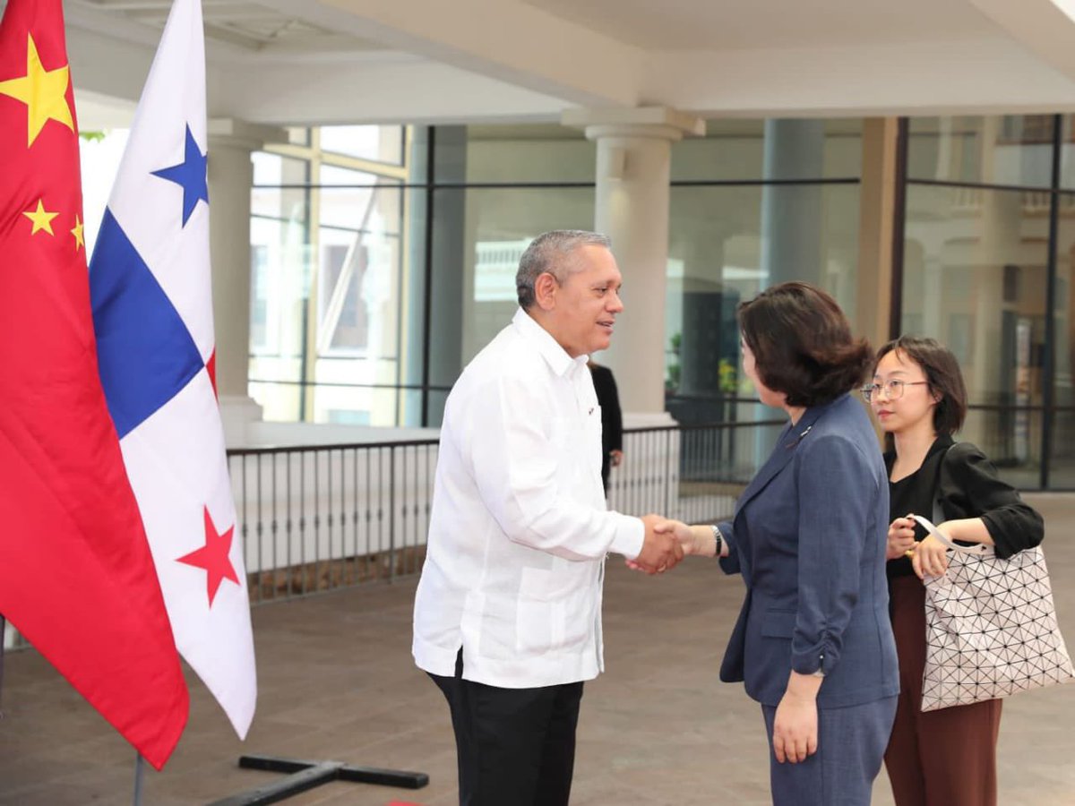 Con el objetivo de abordar temas comunes, el Ministro Encargado @VladimirFrancoS se reunió con la Ministra Adjunta de Relaciones Exteriores de la República Popular China, Hua Chunying, quien visitó el Palacio Bolívar.