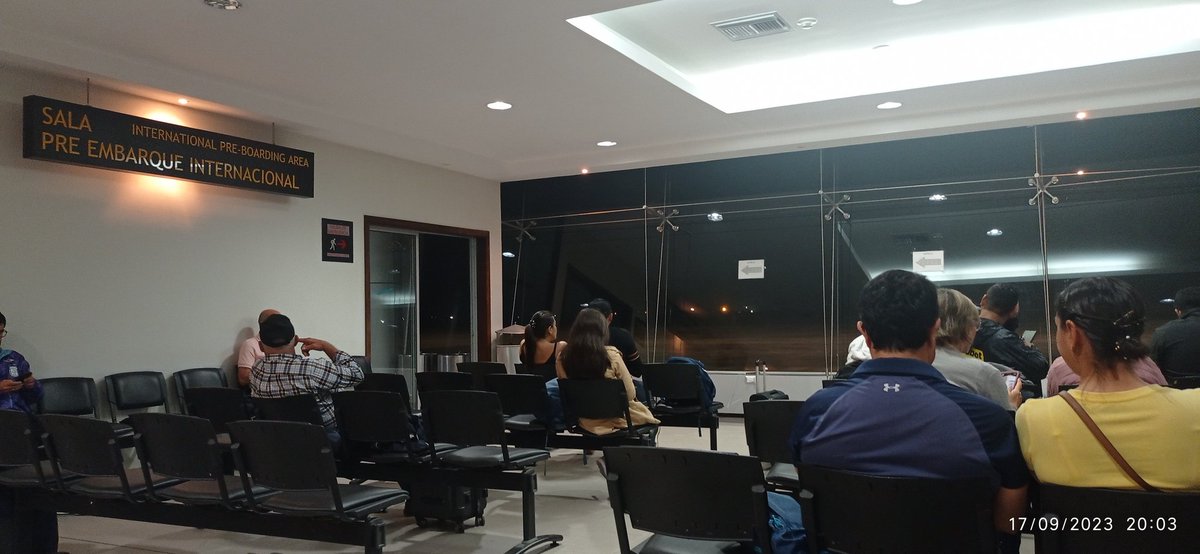 Corrales1Jaime's tweet photo. @EcAeroregional pésima atención y servicio, nos cambian el horario de última hora https://t.co/xpmkYFKi4Y