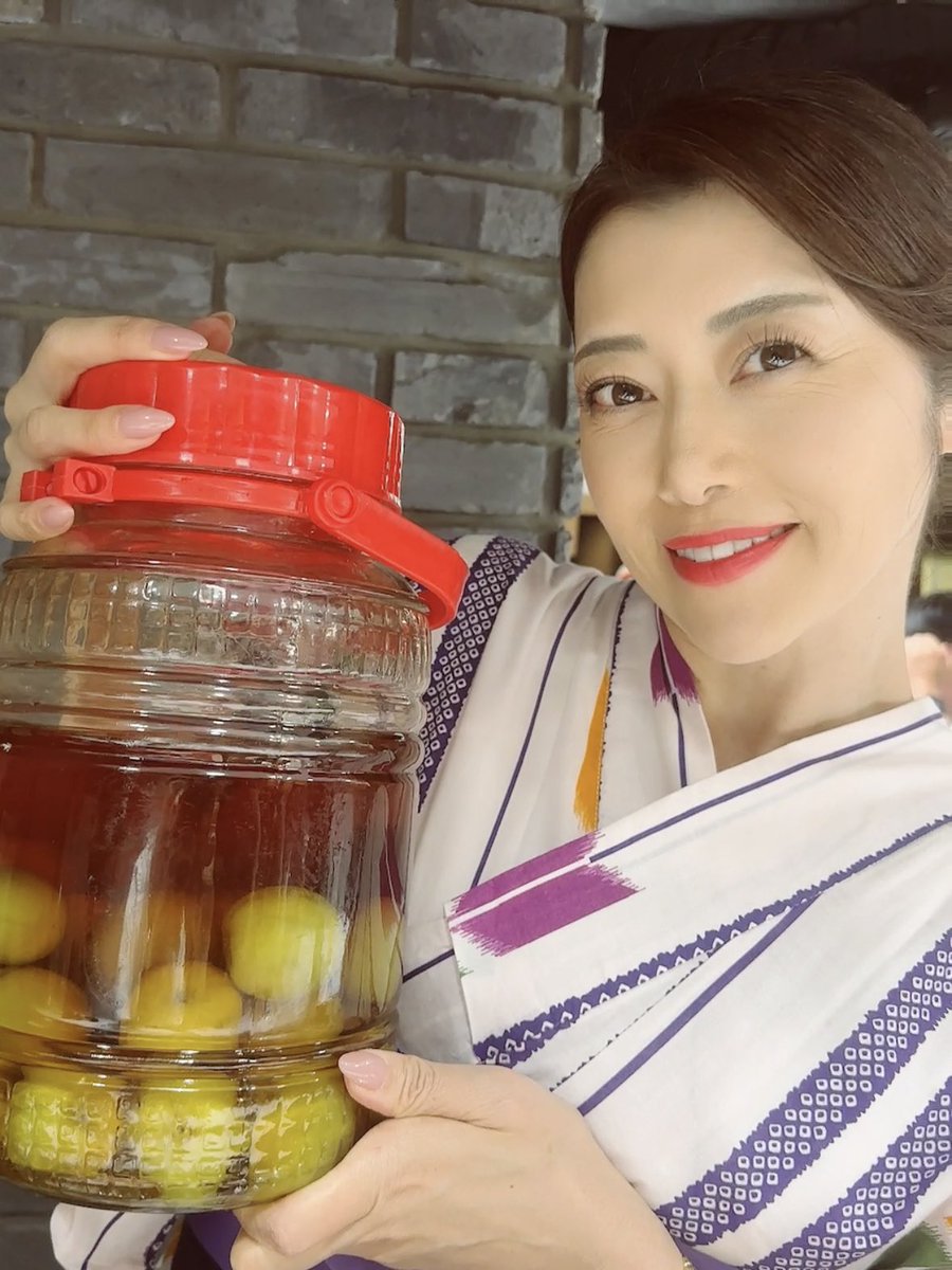 昨日は年1イベントの屋形船、浴衣でBAR MAKI 東京に、暑い中ご参加下さった皆様ありがとうございました♡
屋形船貸切は、10年前から横並びで窓向き.椅子とテーブル.1人ずつの食事スタイル🚤

両方ご参加の皆様にも飽きられないよう、昼夜で浴衣を変えましたー👘

BARではお手製の梅酒、昨日限定でした https://t.co/U1AMdWmAau