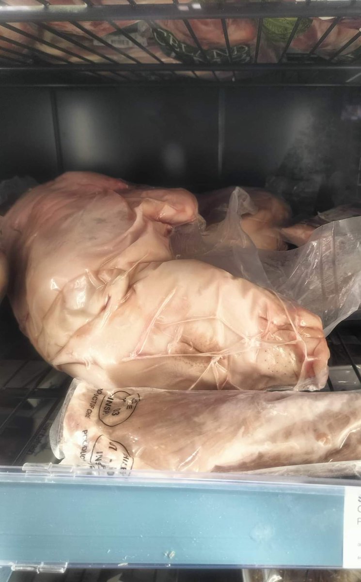 Veo mucha gente pasando por el pasillo de la muerte del supermercado, con total indiferencia.
Pasan por estos decadentes escenarios estratégicamente ubicados para que no sientas culpa.
No me preocupa el grito de los violentos, lo que más me preocupa es el silencio de los "buenos"
