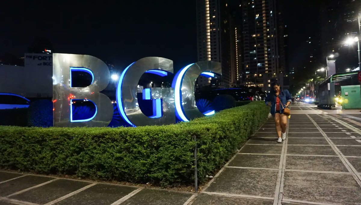 hypergloizemic's tweet photo. 1 thing I love about BGC are the cats.
...fluffy and fat cats! 😻 https://t.co/NQRDdaSIDG