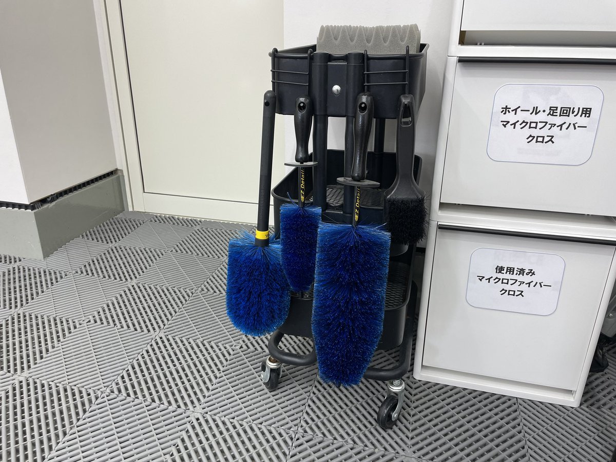 KIRARI_FACTORY's tweet photo. 当店のホイールブラシを全てのEZ DETAILに変更しました。
より快適にご利用頂ける様にアイテムをどんどん更新していきます。
#EZDETAIL
#屋内洗車
#御殿場
#レンタルブース https://t.co/BQRxjdMkmE