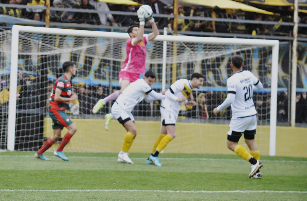 clubCirculo's tweet photo. #FederalA NO PUDO SUMAR EN BAHÍA

El conjunto de Damián García cayó 1 a 0 ante el puntero Olimpo, pero sigue con siete puntos de diferencia sobre Liniers, que cayó en su visita a Rawson. Crónica y síntesis en https://t.co/7woJOU8MZk

#SomosCirculo 🇲🇬 https://t.co/oNb6GKg61I