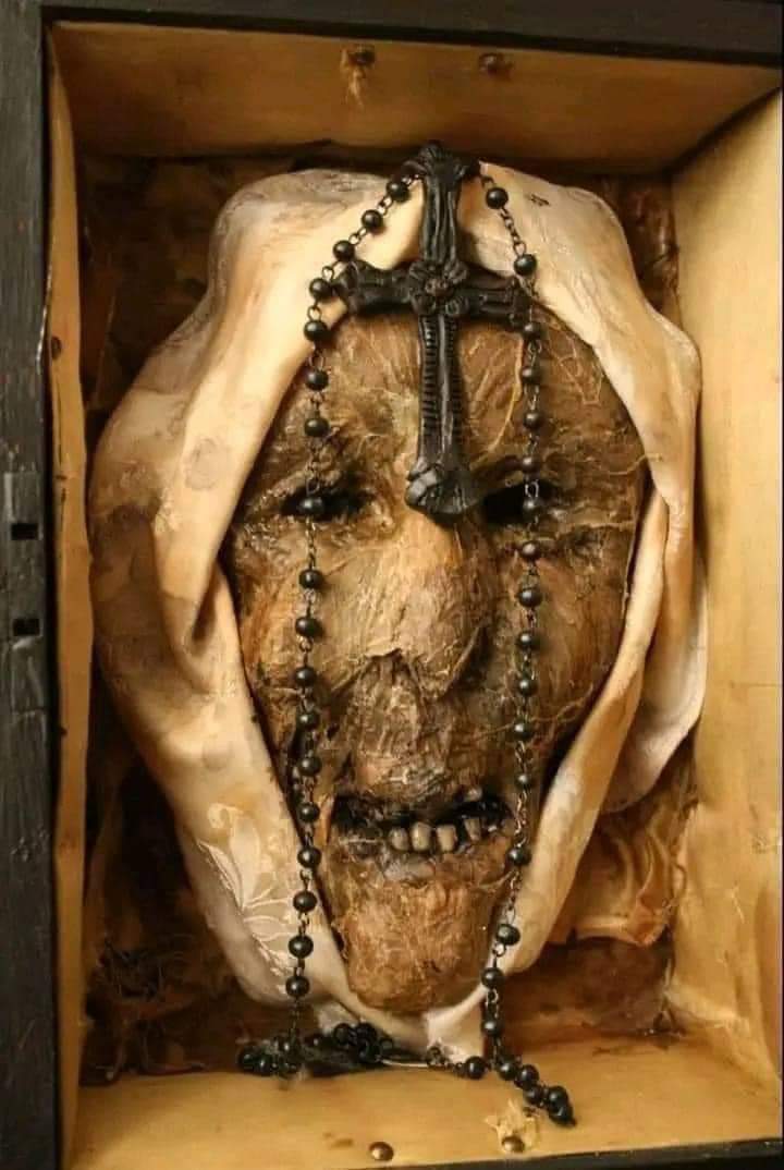 ¿Sabías que el Vaticano ha mantenido la cabeza de una monja Endemoniada y ENCADENADA durante más de 300 años?

Esta es la cabeza momificada de la ex monja María Rosenthal y aunque han pasado más de 300 años, la cabeza permanece casi intacta.

Volvamos unos años atrás, a Alemania,