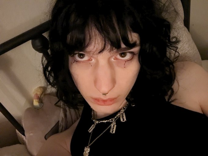 is it chill if i dyed my hair and got bangs? https://t.co/yqQbQBbE1G