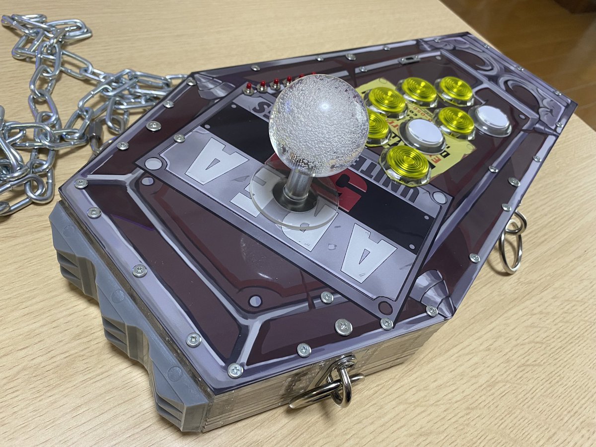 HOS1NO's tweet photo. ウォォォォ
こっそり製作依頼していたオーダーメイドのベヒモスコントローラーが遂に来た！！
トゲ付けたり鎖付けたり、おおよそ普通のコントローラーではやらないことを全部引き受けてくれたののずふぁくとり〜(@Nonos_factory)さん本当にありがとうございます！！
これでアークレボ乗り込むぞー！！ https://t.co/FYW45Ehuao