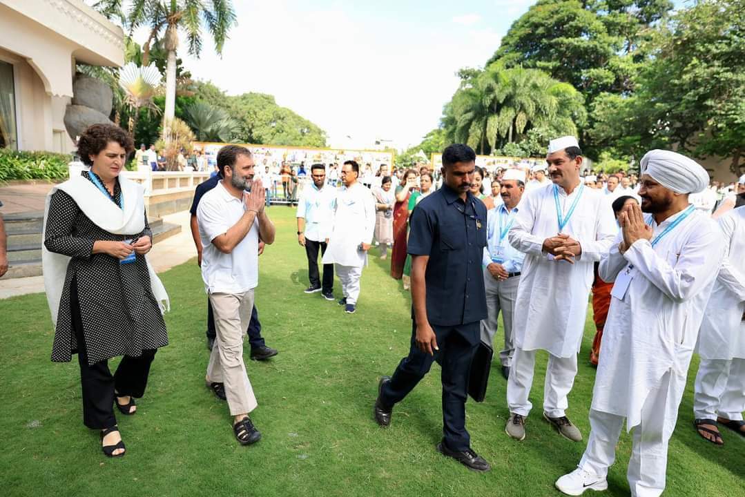 AnjaliS61094526's tweet image. चुनावी मुद्दे साफ़ है:

BJ Party: *धर्म/नफ़रत 

I.N.D.I.A.: शिक्षा,रोज़गार, विकास, महंगाई, भ्रष्टाचार, किसान 
#CWCMeeting 
@IYC @JitendraSAlwar