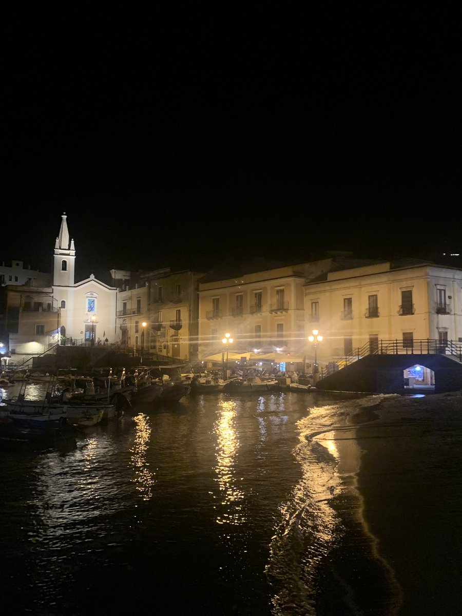 #camminareinsieme a Lipari , emozione unica, travolgente, affascinante. Un privilegio allenare questi bambini e queste ragazze, un abbraccio la loro attenzione #minibasketforlife #basketeolie